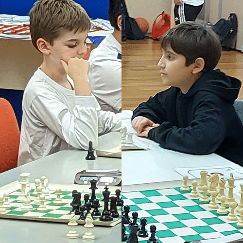 menino sério concentrado desenvolvendo gambito de xadrez